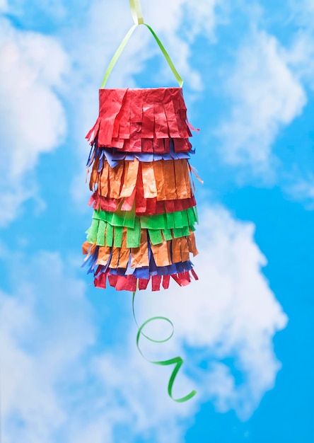 Mini pinata gemaakt van een rol toiletpapier tegen de lucht