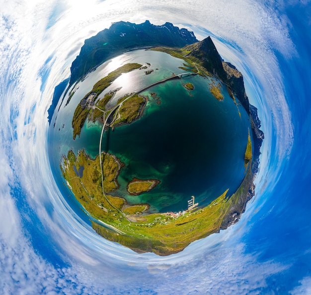 Мини-планета Лофотенские острова - это архипелаг в графстве Нурланд, Норвегия. Панорама мостов Фредванг.
