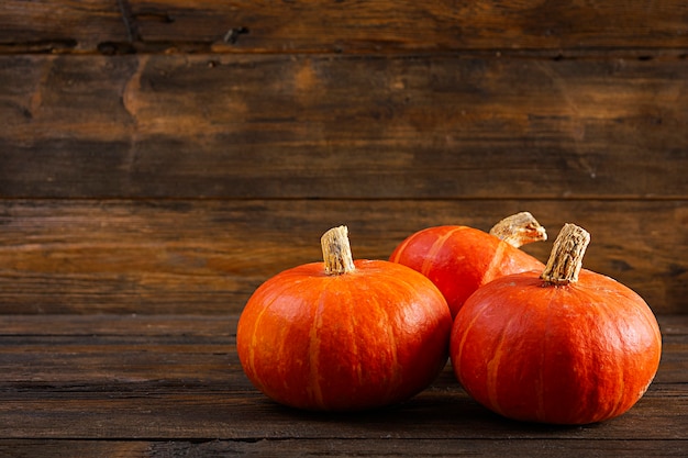 Mini pompoenen op houten achtergrond. Thanksgiving day concept.