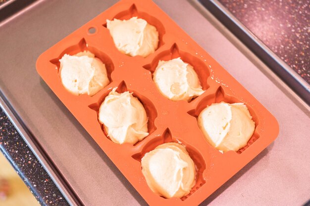 Mini-pondcakes bakken in siliconenvormen in de vorm van uilen.