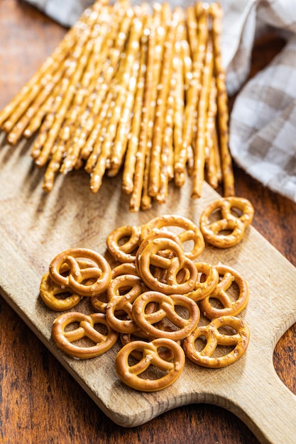 Foto mini pretzel e bastoncini salati snack salato croccante su un tagliere