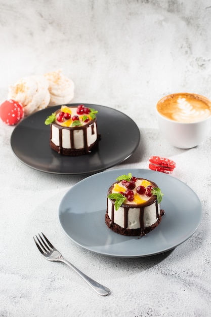 Mini ronde soufflé cake met fruit en chocolade glazuur