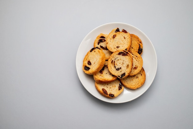 Mini ronde toosts van brood met rozijnen op schotel