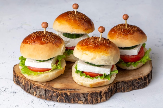 Foto mini sandwiches met feta kaas, tomaat en komkommer.