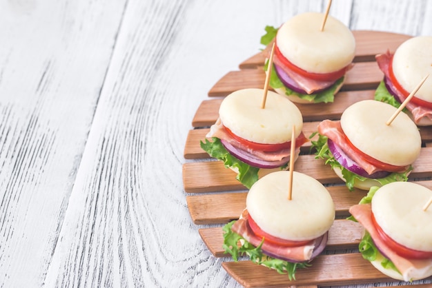 Mini sandwiches met kaas en ham