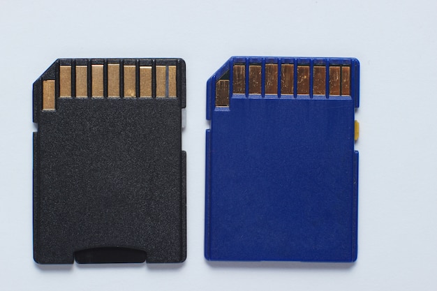 Mini SD-geheugenkaarten op wit wordt geïsoleerd