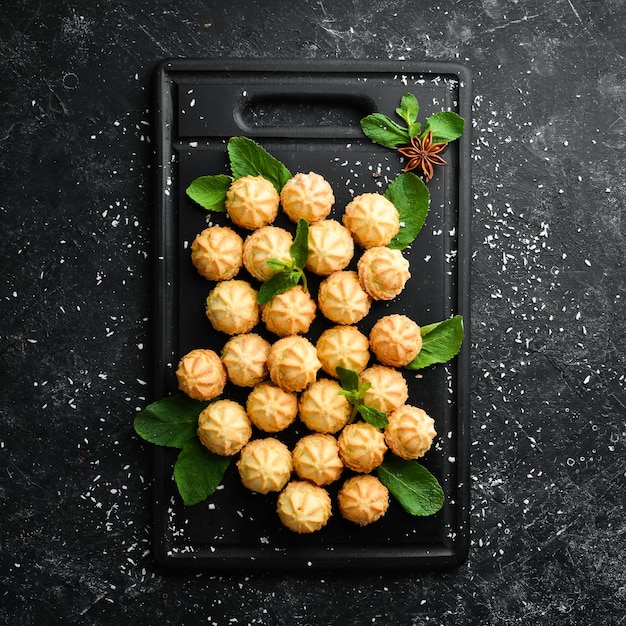 Mini biscotti di pasta frolla per caffè vista dall'alto spazio di copia gratuito