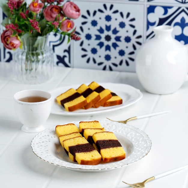 Mini Spiku Lapis Surabaya Drielaagse Cake Afkomstig uit Surabaya Indonesië Geserveerd met Thee