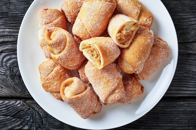 mini taarten, mini rolletjes met appelvulling