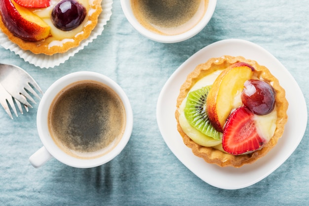 Foto mini taartjes met slagroom en mix van zomerfruit
