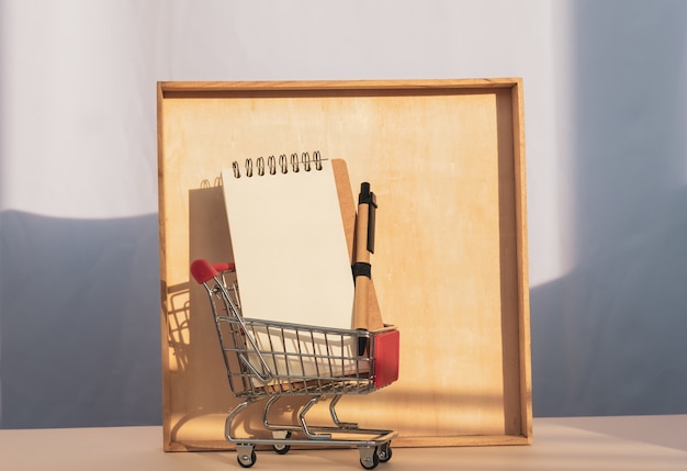 Mini trolleywagen met witte kaart die een schaduw werpt op houten frame