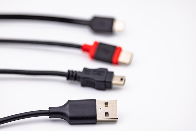 Мини-USB-соединитель и кабель вместе с другими адаптерами типа USB изолированы в студии против белого