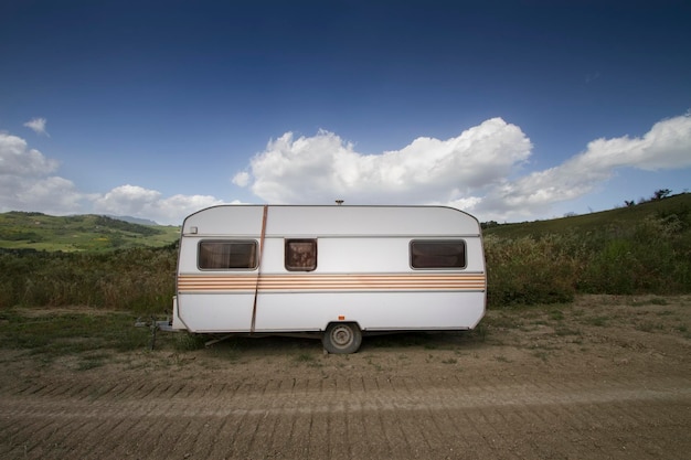 Photo mini van parked by road