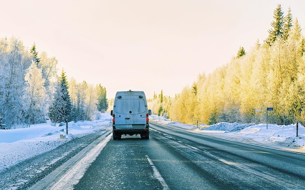 핀란드에 눈이 내리는 겨울 도로의 미니 밴. 자동차와 라플란드의 차가운 풍경. 유럽의 숲. 핀란드 도시 고속도로 타기. 도로 및 경로 눈 덮인 거리 여행. 운전