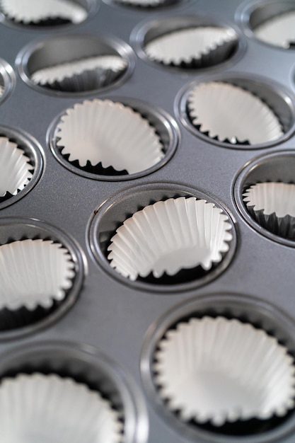 Mini vanille cupcakes met roze botercrème glazuur