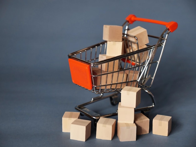 Mini winkelwagentje vol verzendkisten online verkoop marketing klaar voor levering distributie