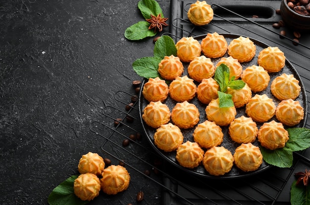 Mini zandkoekkoekjes voor koffie bovenaanzicht gratis kopieerruimte