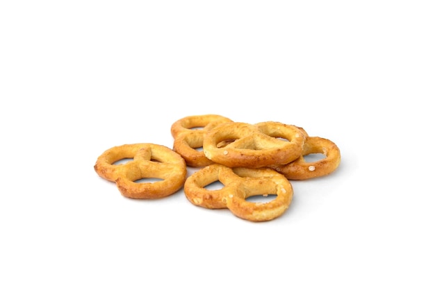 Mini zoute pretzels geïsoleerd op een witte achtergrond.