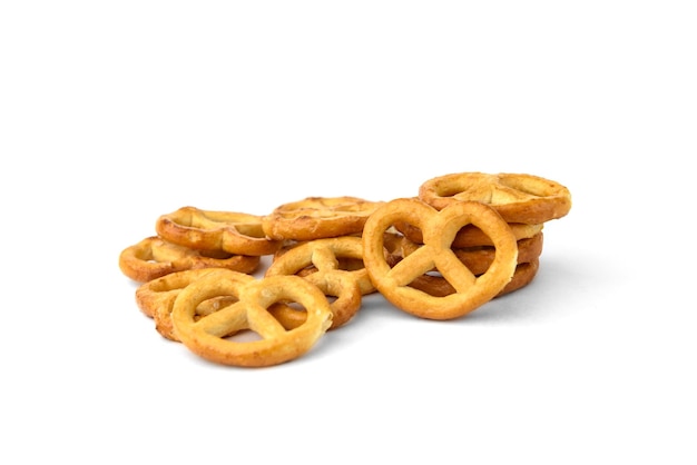 Mini zoute pretzels geïsoleerd op een witte achtergrond.