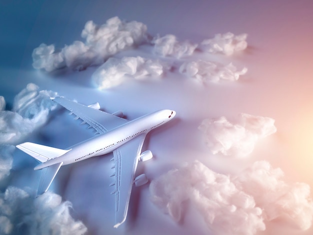 миниатюрная модель самолета и облака для концепции путешествия