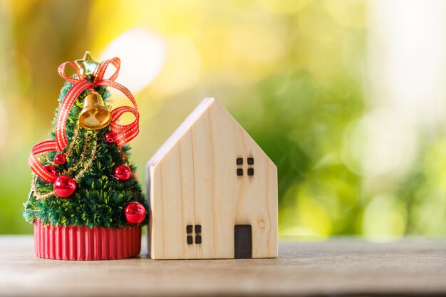 Albero di natale in miniatura festeggia il natale il 25 dicembre di ogni anno. utilizzando come sfondo natale