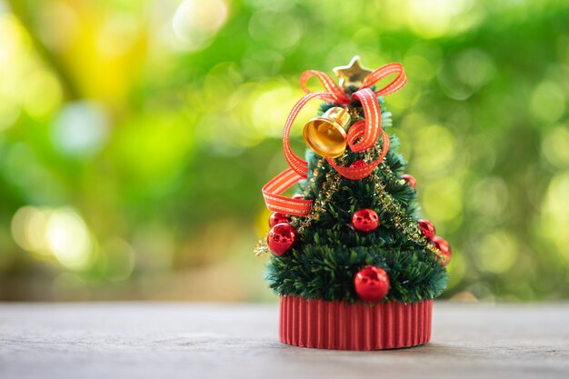 Albero di natale in miniatura festeggia il natale