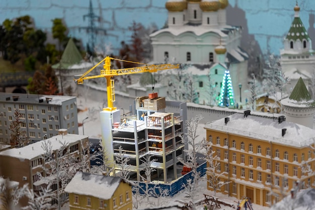 Foto costruzione in miniatura di un grattacielo con una gru a torre