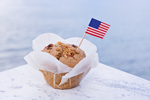 甘いカップケーキとアメリカアメリカのミニチュアフラグ