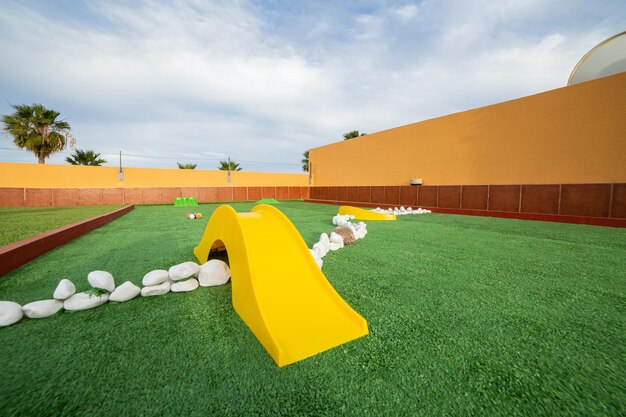 Foto campo da minigolf sul tetto di una villa