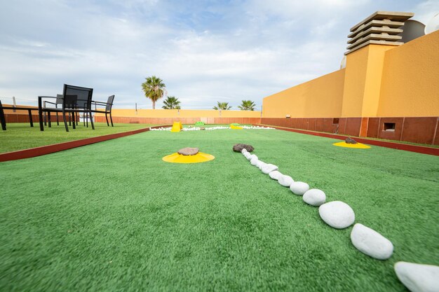 Foto campo da minigolf sul tetto di una villa