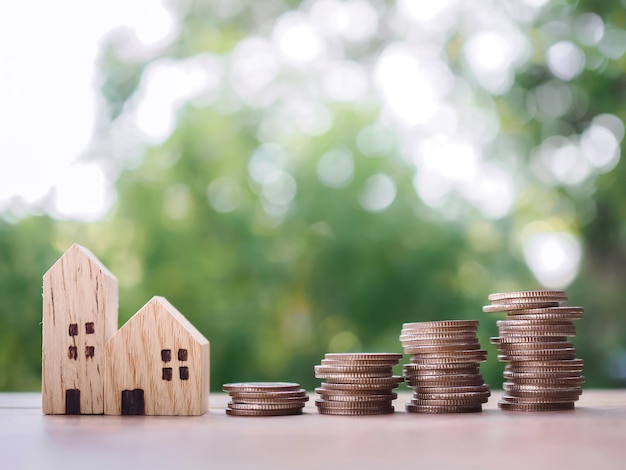 미니어처 하우스와 동전  ⁇ 어리 집을 위해 돈을 절약하는 개념 부동산 투자 집 모기지 부동산