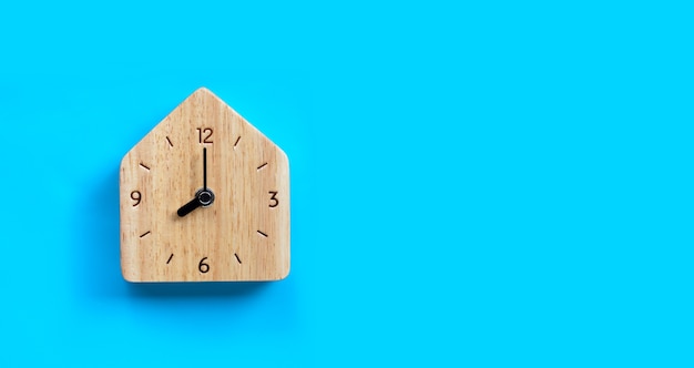 ミニチュアハウスの木製時計。
