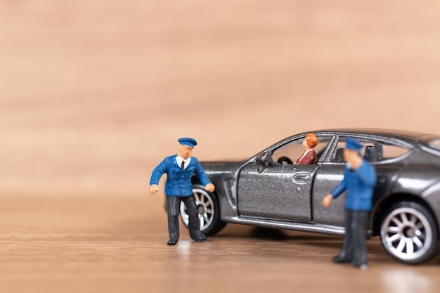 Donne in miniatura nella sua macchina che chiedono assistenza alla polizia