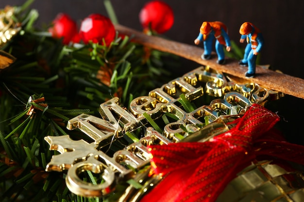 Foto il modello di miniatura in plastica di manutenzione in azione rappresenta l'evento natalizio