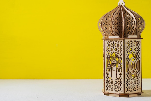 Moschea in miniatura in legno con sfondo giallo spazi bianchi per il testo ramadhan kareem