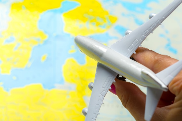 Miniatura di un aereo passeggeri che vola su una mappa