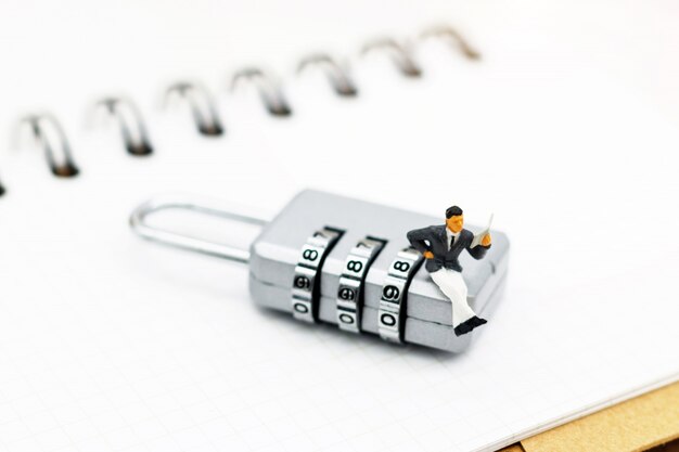 Miniature people are decrypting unlock padlock, Decrypt the key.