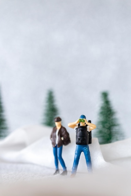 Фото Миниатюрные люди backpacker путешествие в зимнее время