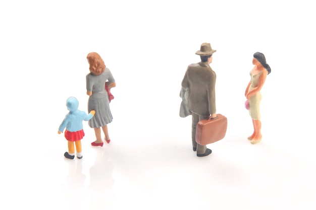 Persone in miniatura. concetto di persone di famiglia nelle relazioni. il problema della fedeltà nel matrimonio. crescere i figli in relazioni problematiche in famiglia.