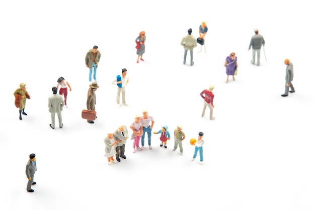 Foto persone in miniatura persone diverse comunicano tra loro su uno sfondo bianco