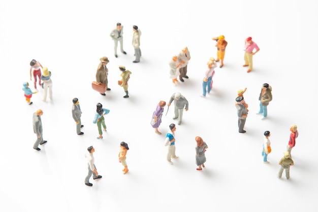 Foto persone in miniatura persone diverse stanno su uno sfondo bianco comunicazione della società di diverse generazioni