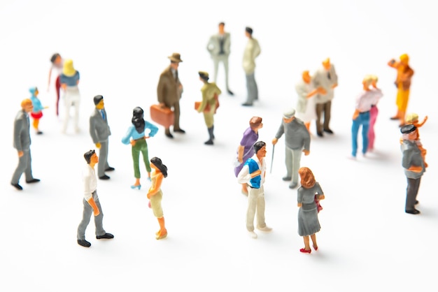 Persone in miniatura persone diverse stanno su uno sfondo bianco comunicazione della società di diverse generazioni