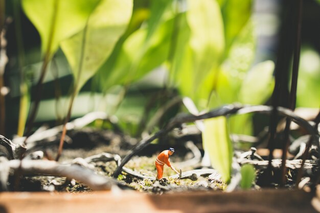 Foto ingegnere di persone in miniatura sulla natura verde utilizzato per il concetto di lavoro duro