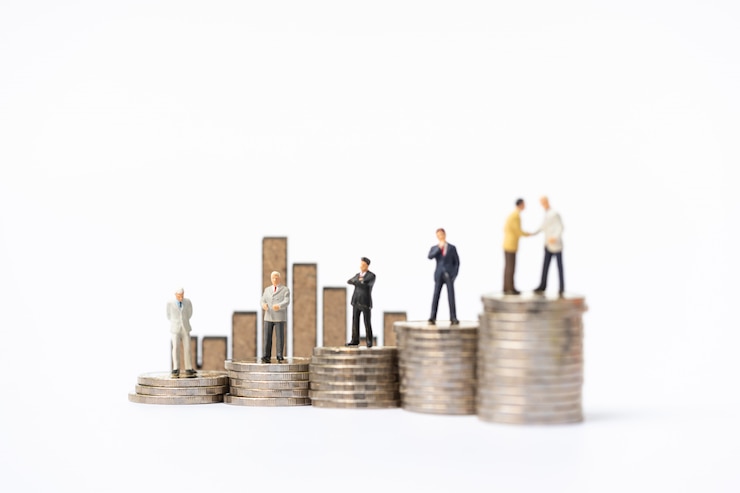 Photo miniature people : group of businessman standing on the coins stack with the bar chart wooden sign as a backdrop