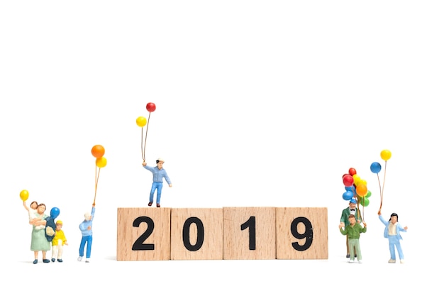 Persone in miniatura: happy family holding balloon on number 2019