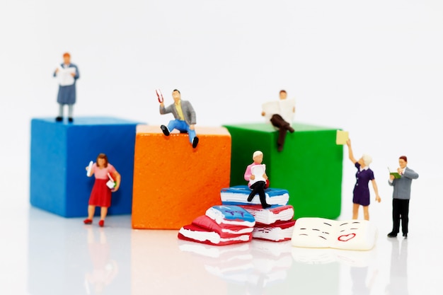 Photo miniature people reading books