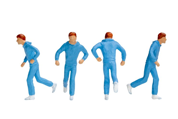 Photo miniature people running isolated on white background