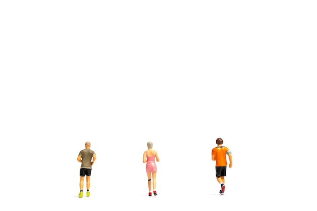 Persone in miniatura che corrono su sfondo bianco, stile di vita sano e concetti sportivi.