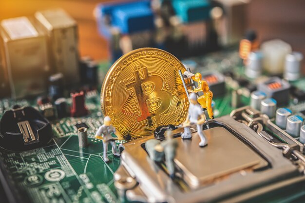 Persone in miniatura o piccole figure lavoratrici su bitcoin d'oro. bit coin cryptocurrency denaro bancario digitale bit coin btc valuta tecnologia business internet concept.