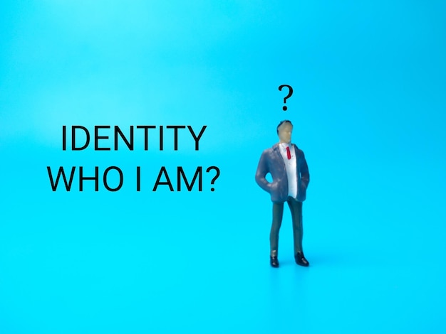 青の背景にテキスト IDENTITY WHO I AM を持つミニチュアの人々